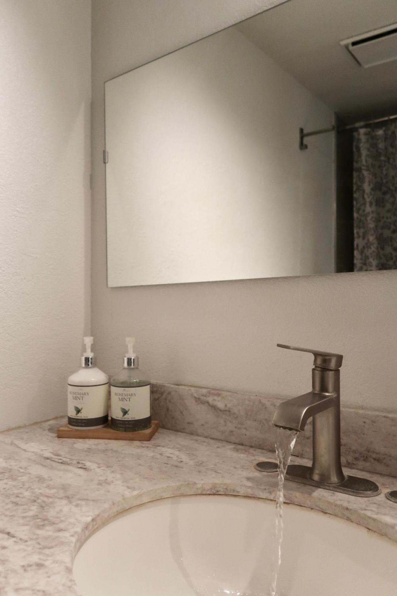 1 Bdrm Md Pkway Apartment *