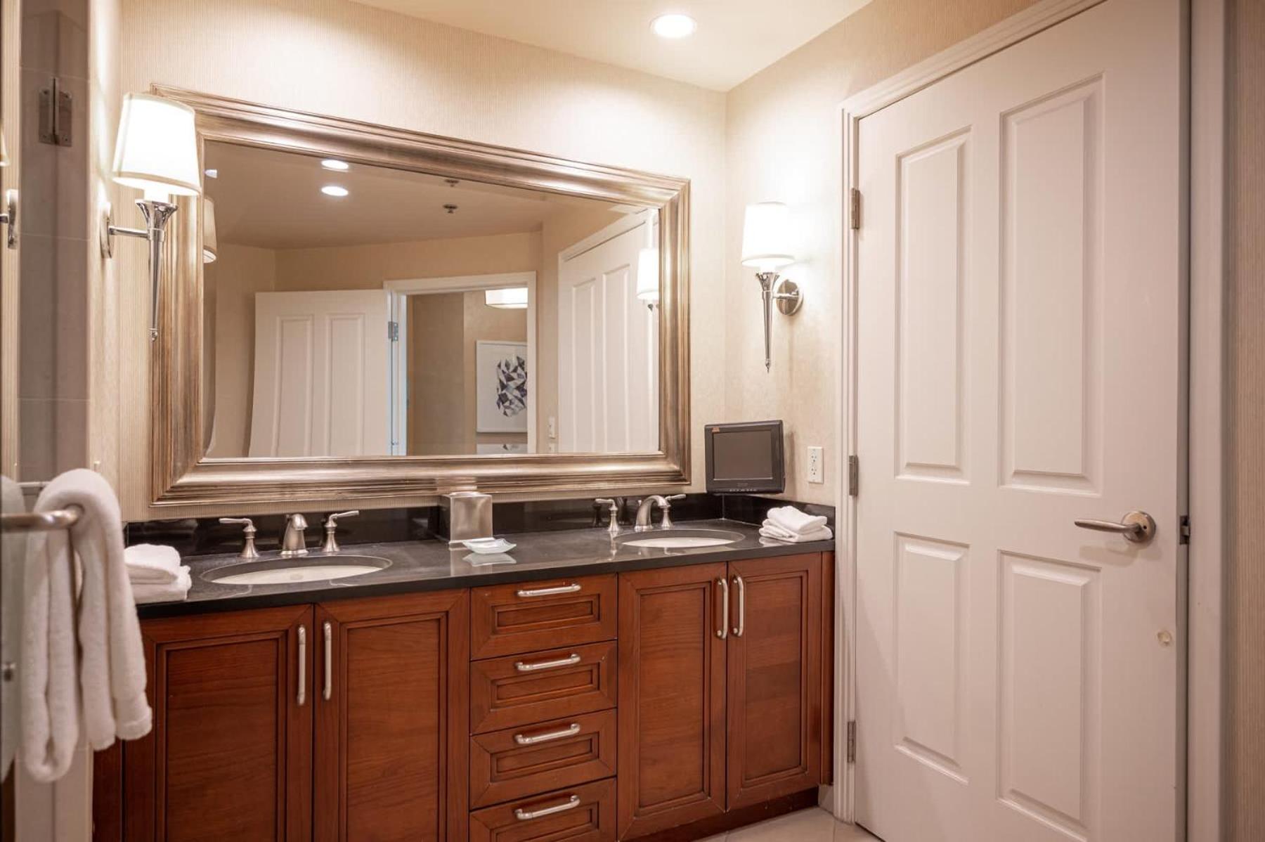 No Fee Strip View + Free Valet + Pool Holiday home