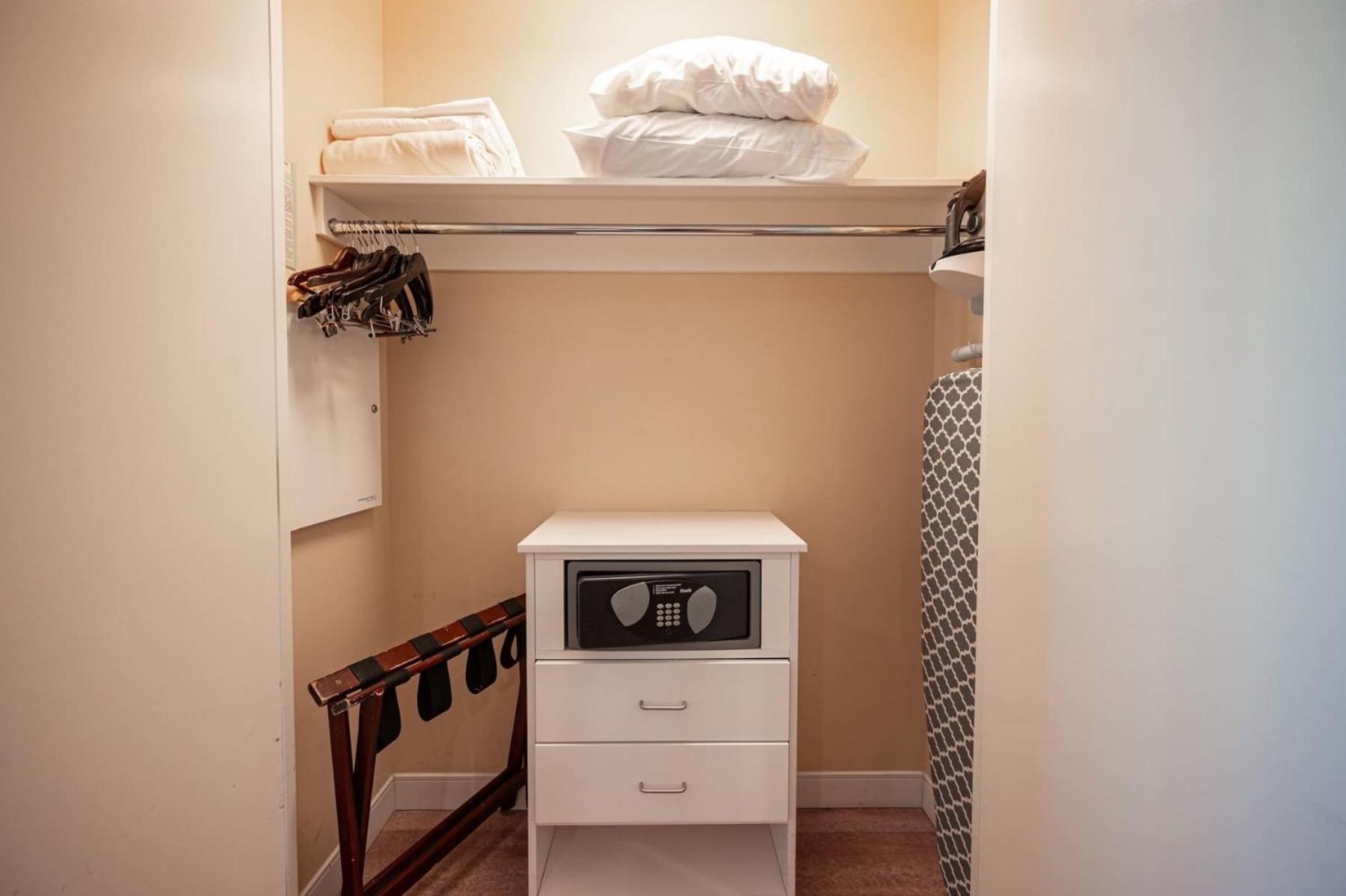 No Fee Strip View +free Valet + Pool Holiday home *