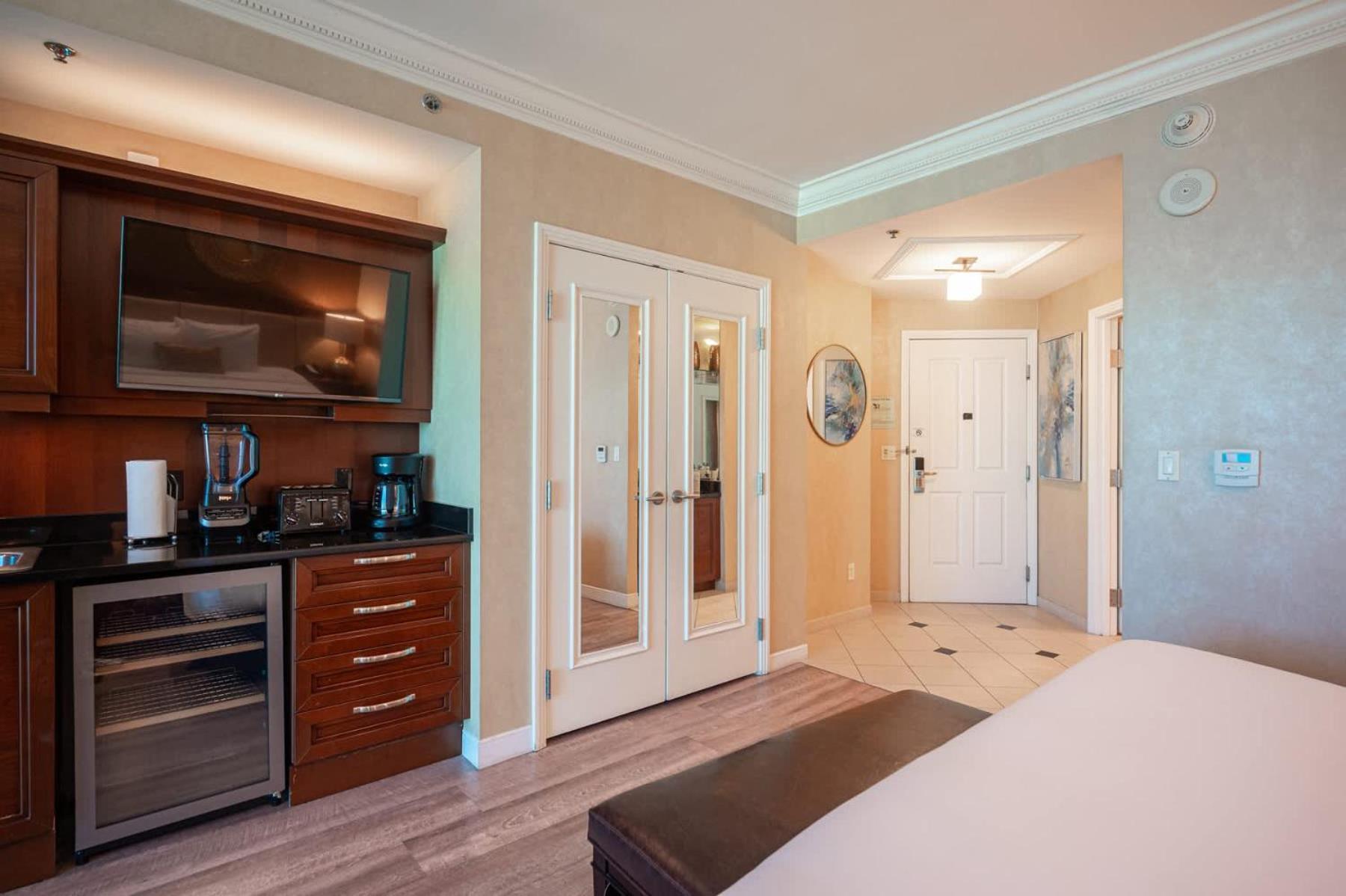No Fee Strip View +free Valet + Pool *