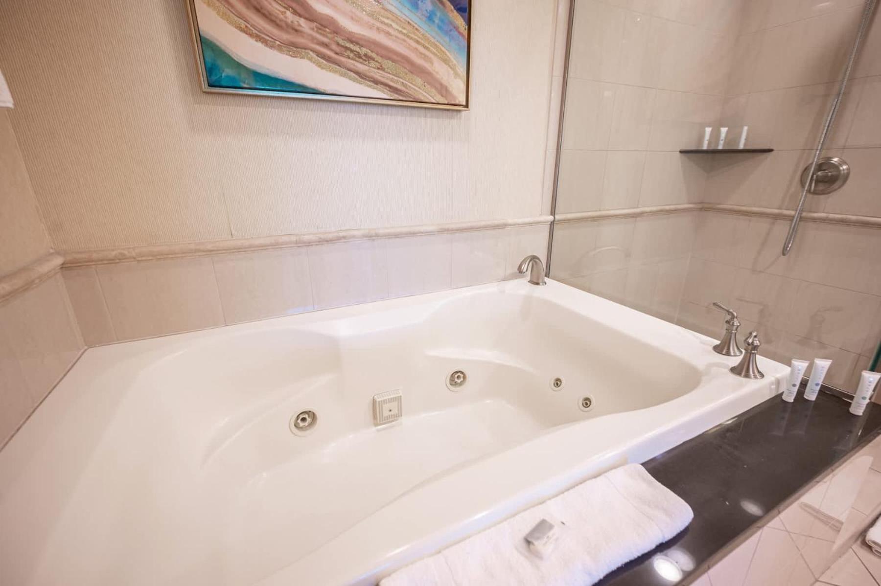 No Fee Strip View Balcony+ Free Valet+pool Holiday home *