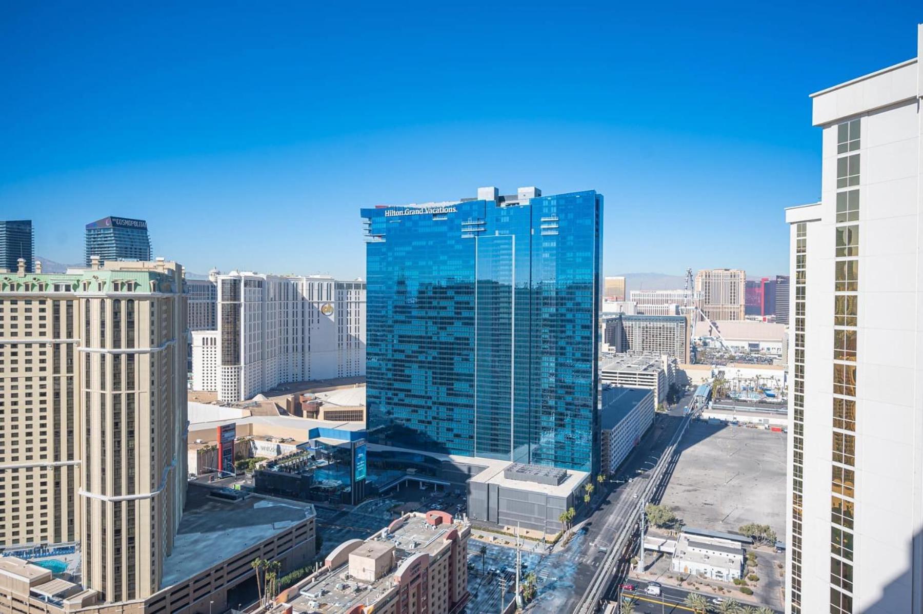 No Fee Strip View Balcony+free Valet+ Pool Holiday home *