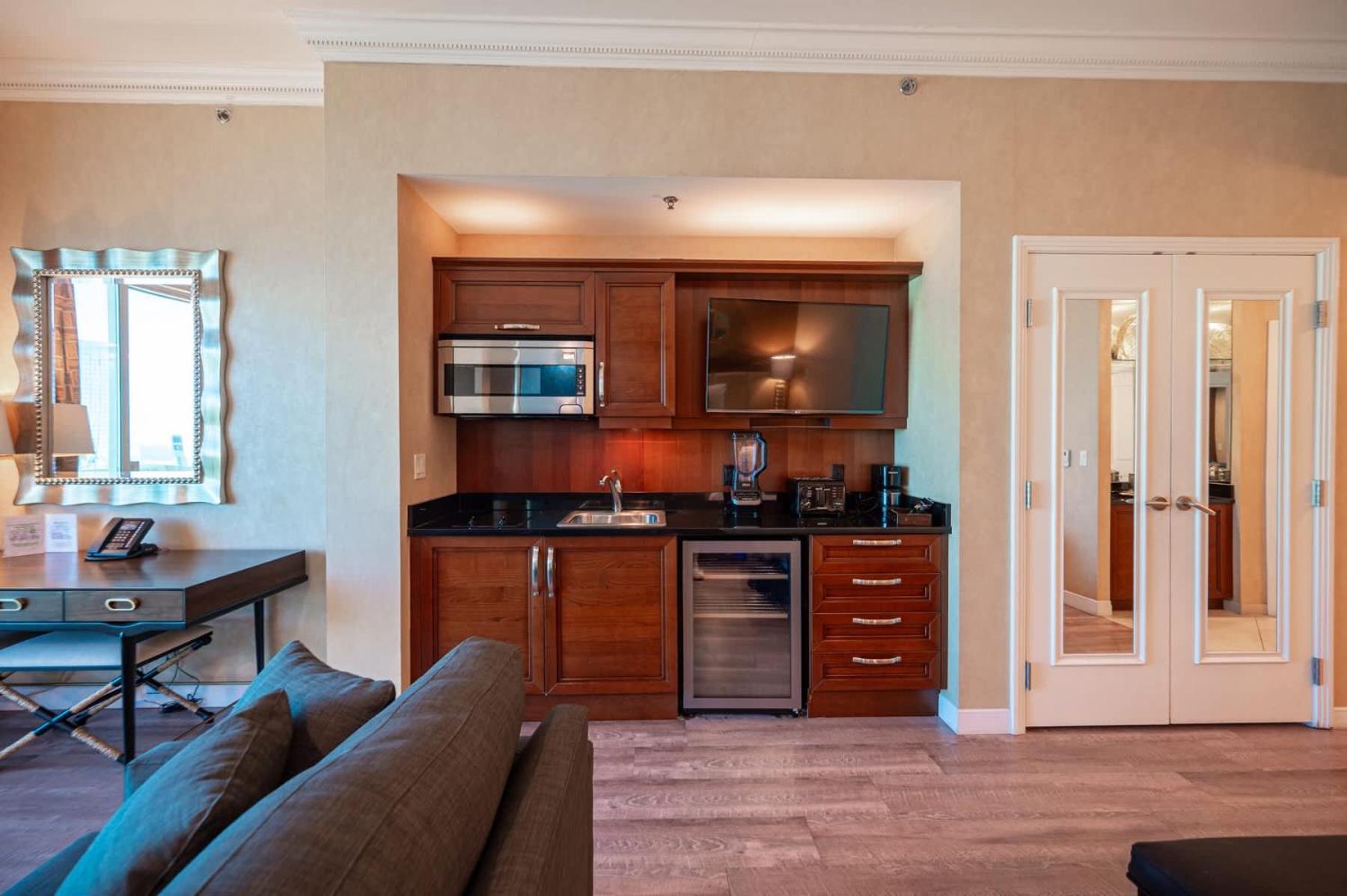 No Fee Strip View Balcony+ Free Valet+pool Holiday home *