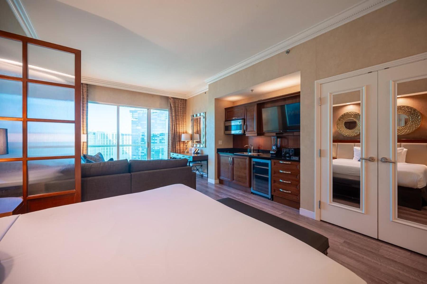 No Fee Strip View Balcony+ Free Valet+pool Holiday home