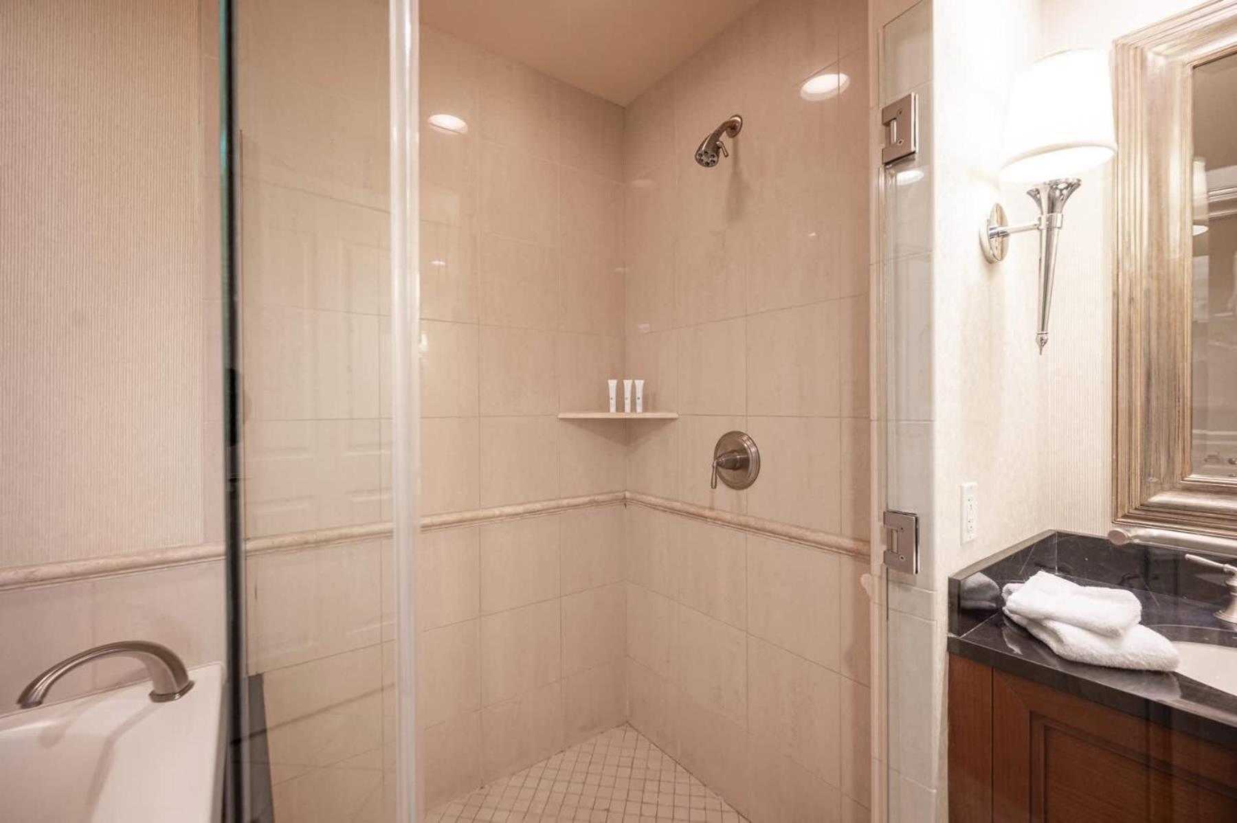 Holiday home No Fee Strip View Balcony+free Valet+ Pool *
