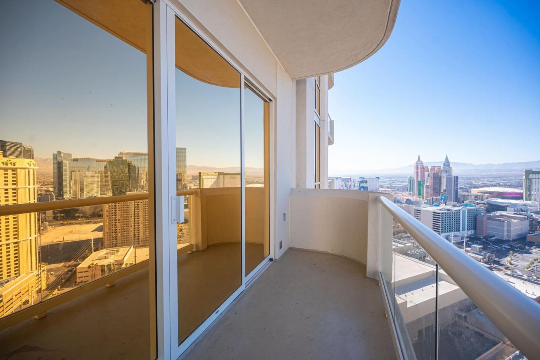 No Fee Strip View Balcony+ Free Valet+pool *