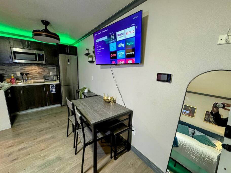 Modern Near Fremont Street Apartment *