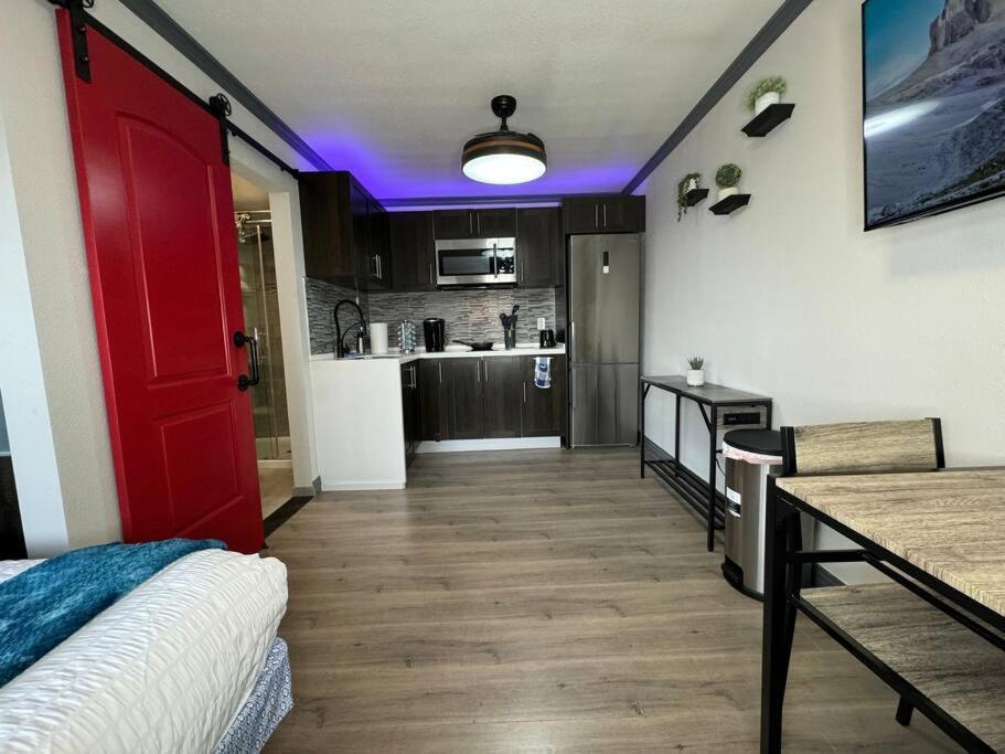 Modern Near Fremont Street Apartment *