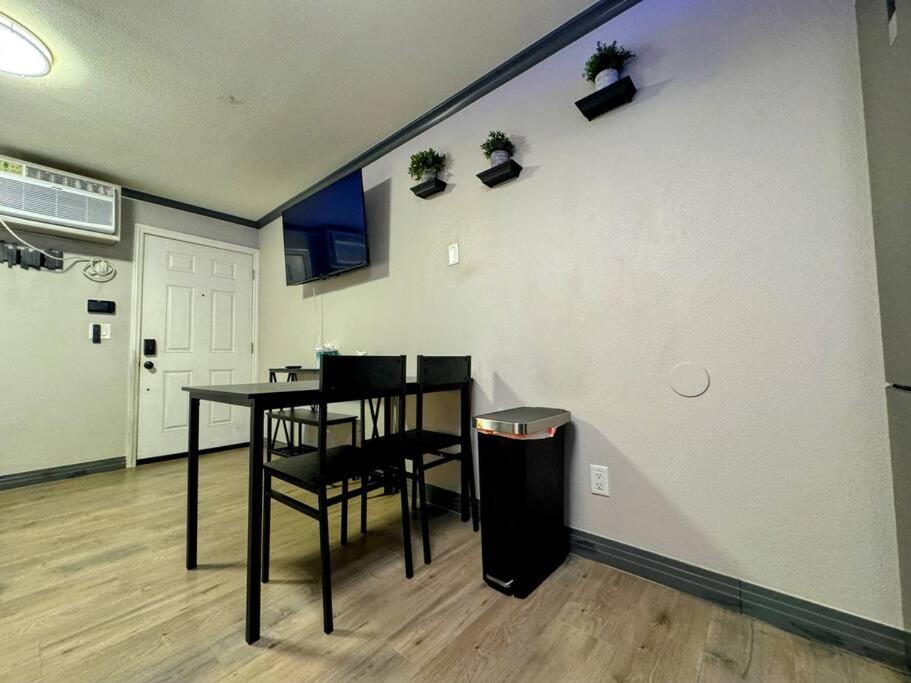 Modern Near Fremont Street Apartment *