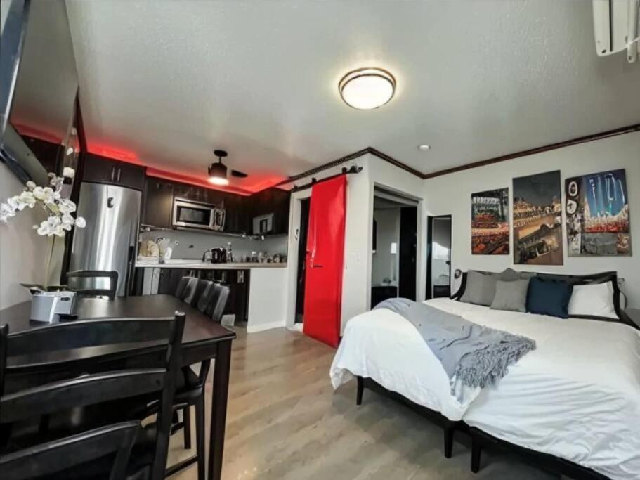 Modern Near Fremont Street Apartment *