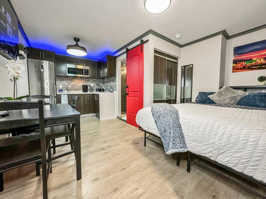 Modern Near Fremont Street Apartment *