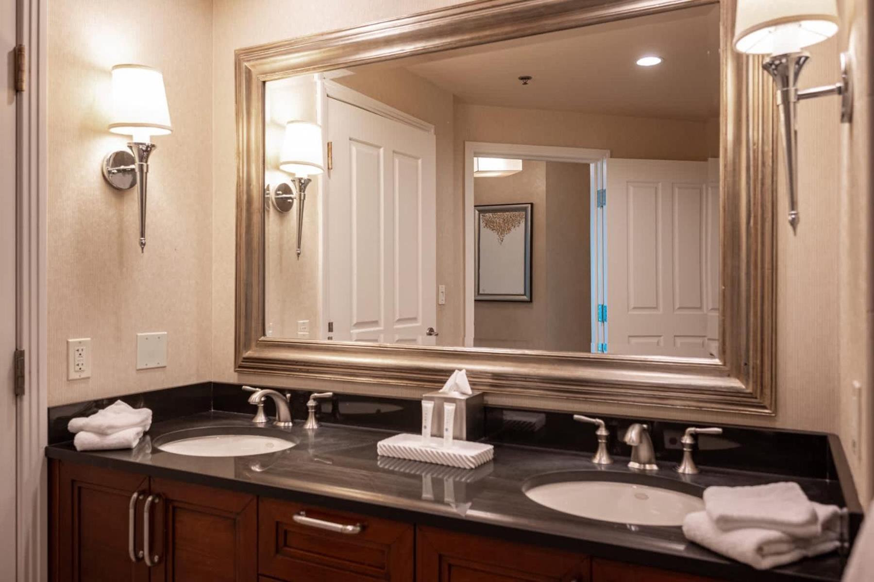 No Fee Strip View Balcony+ Free Valet+ Pool