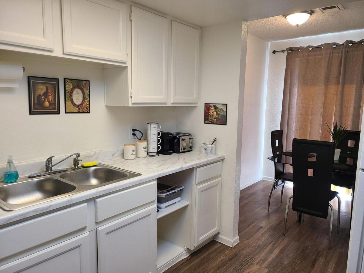 Apartment 2 Bed 2 Bath Downtown Vegas Near The Strip *