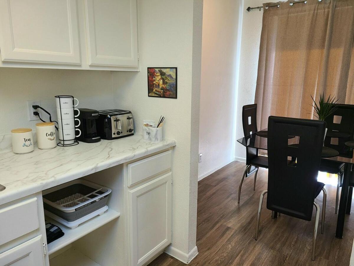 2 Bed 2 Bath Downtown Vegas Near The Strip *