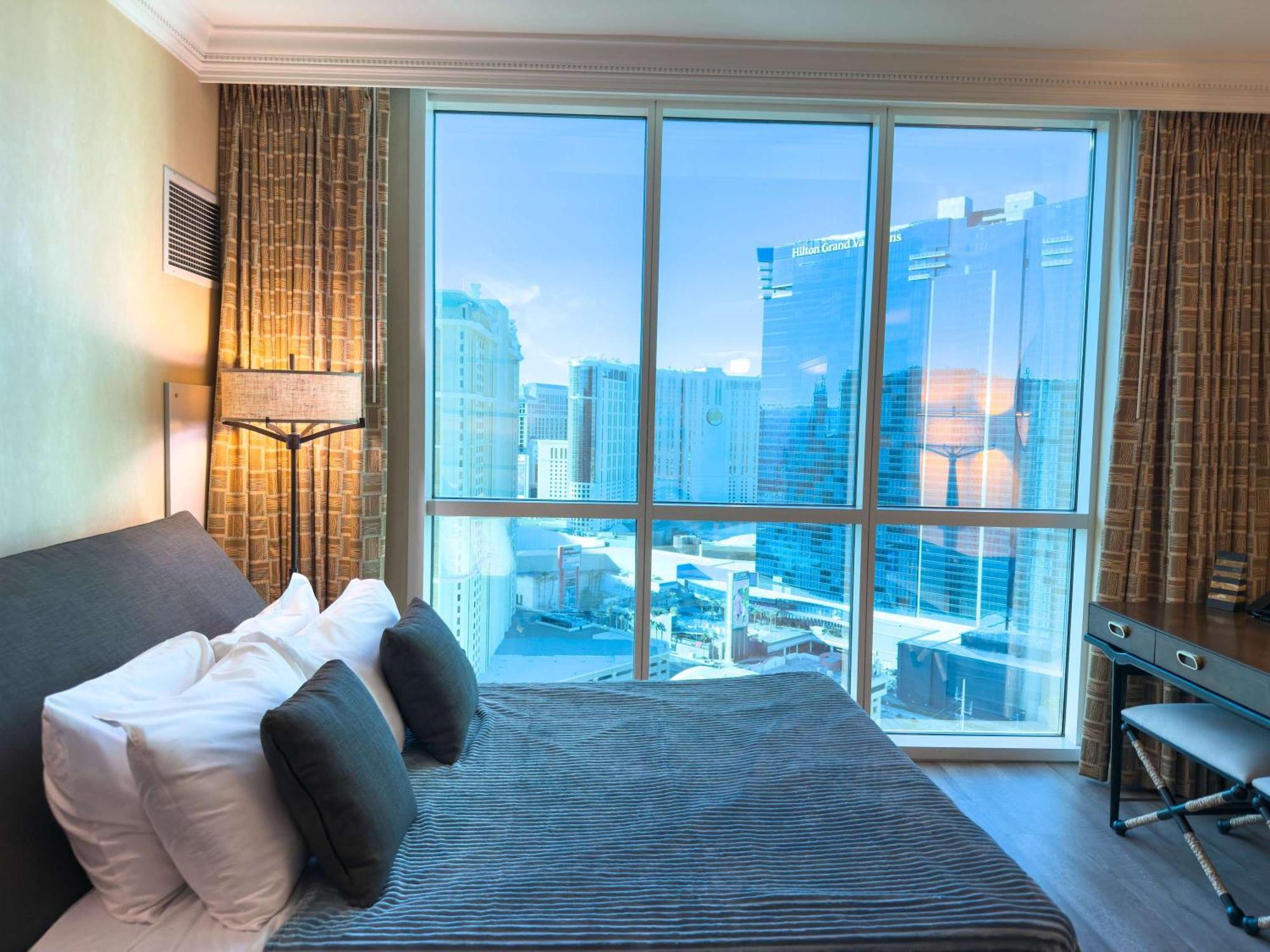 Holiday home No Fee Strip View +free Valet + Pool Las Vegas