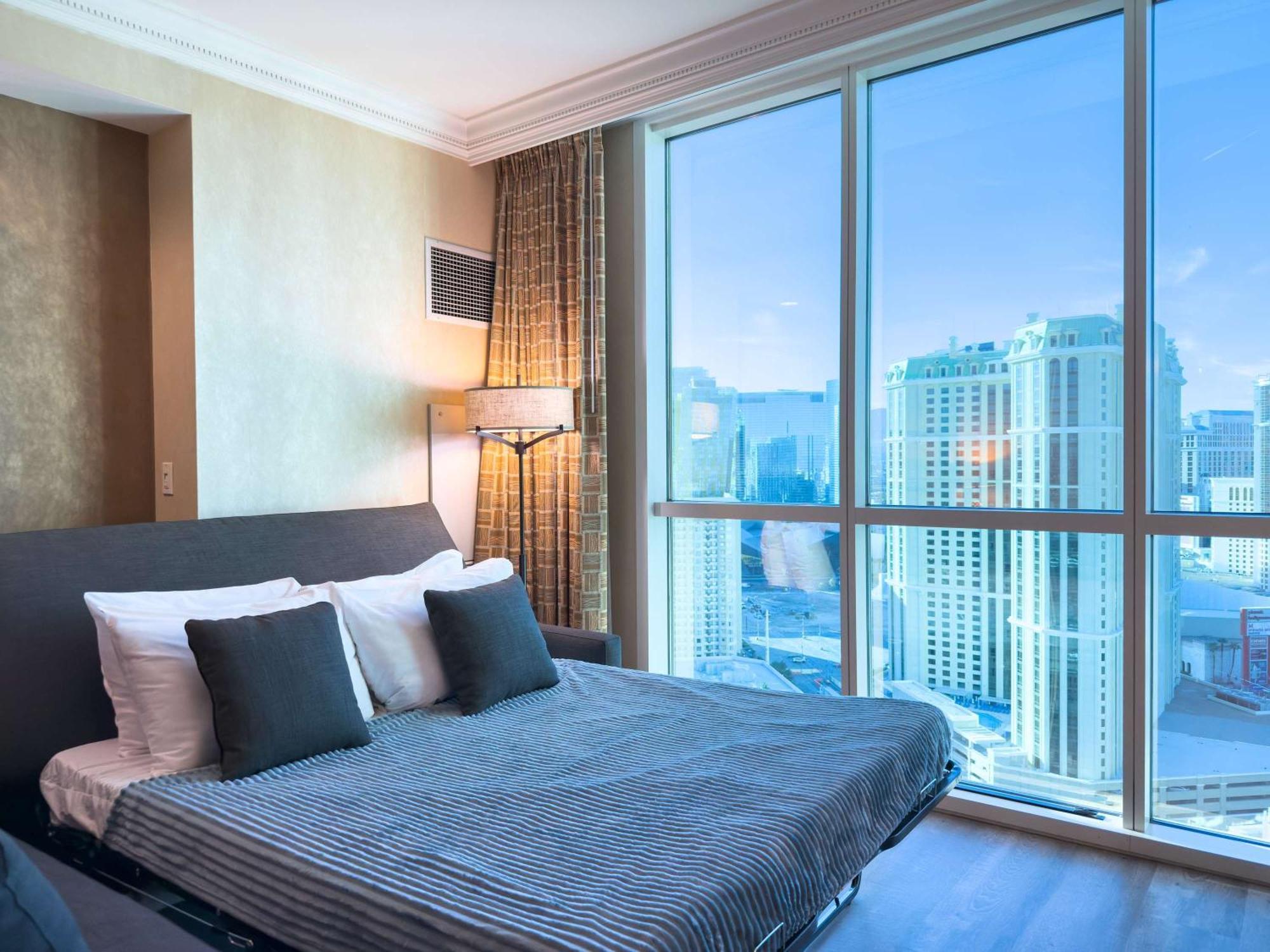 No Fee Strip View +free Valet + Pool
