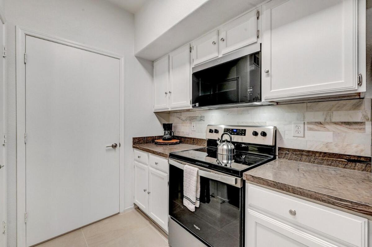 Stylish Southwest Apartment *