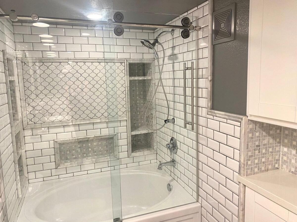 Apartment Upgraded Vegas Condo- 15 Minutes From Strip *