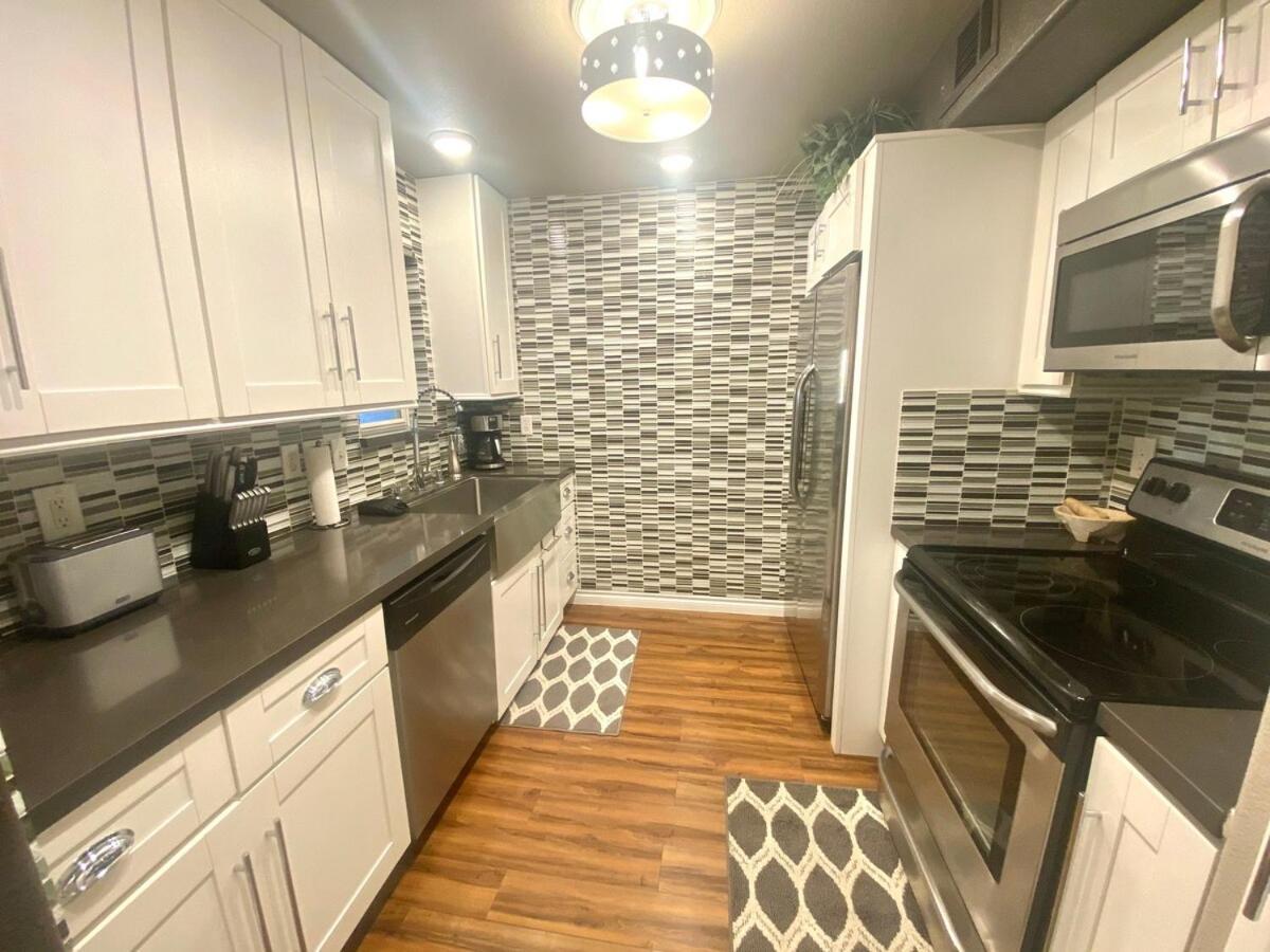 Upgraded Vegas Condo- 15 Minutes From Strip Apartment