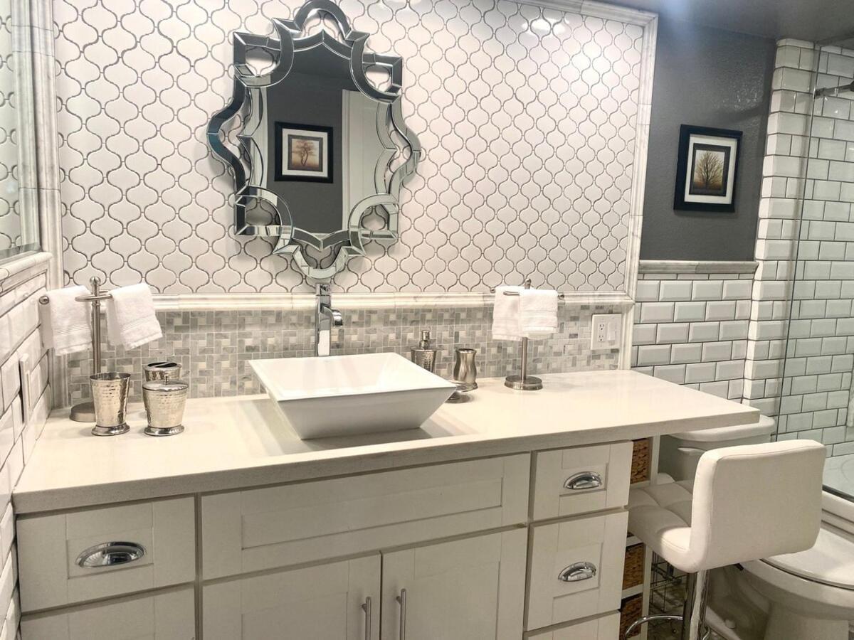 Upgraded Vegas Condo- 15 Minutes From Strip Apartment