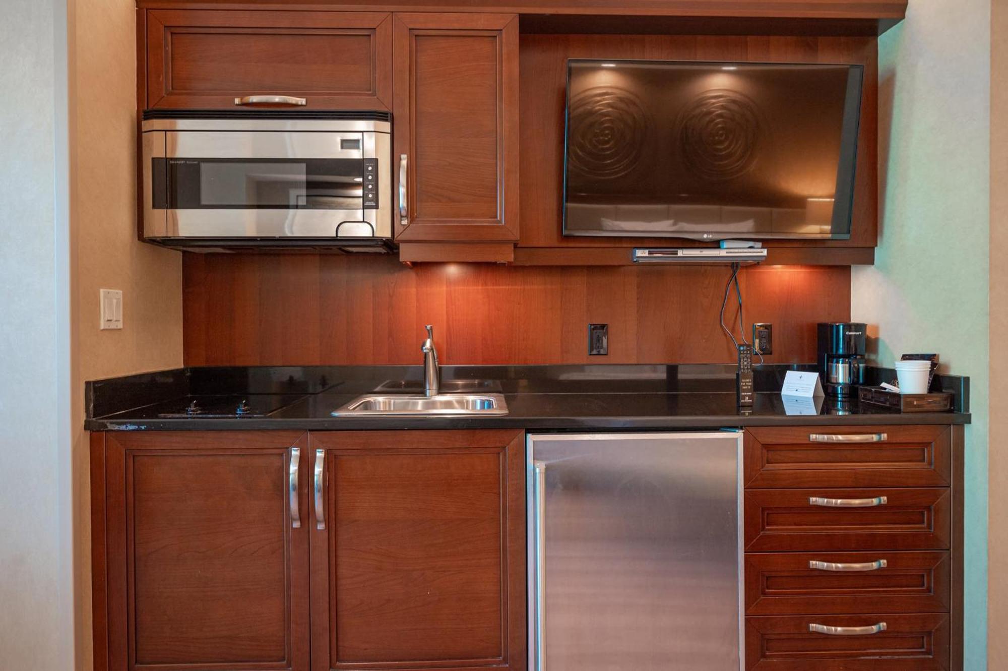 No Fee Strip View Balcony+ Valet Parking *