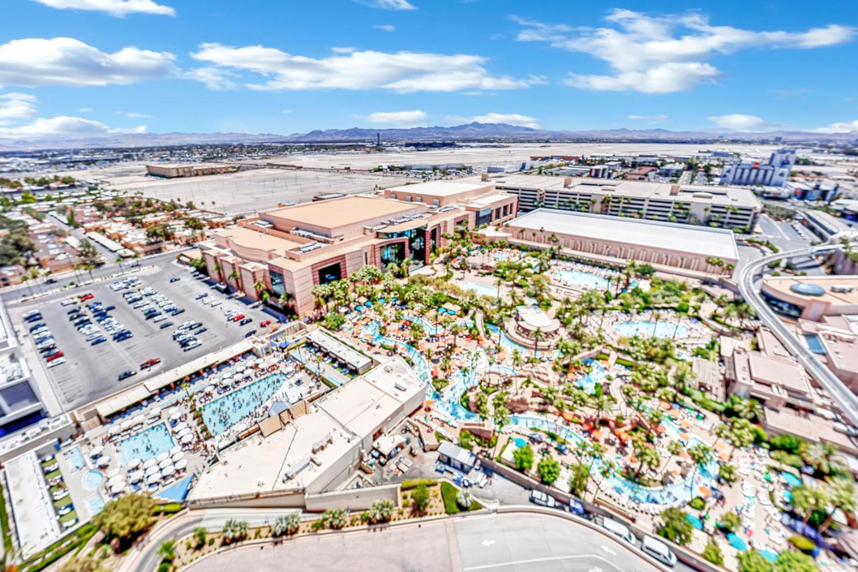 Holiday home Skyline Serenity-strip Pool F1 View-no Fee