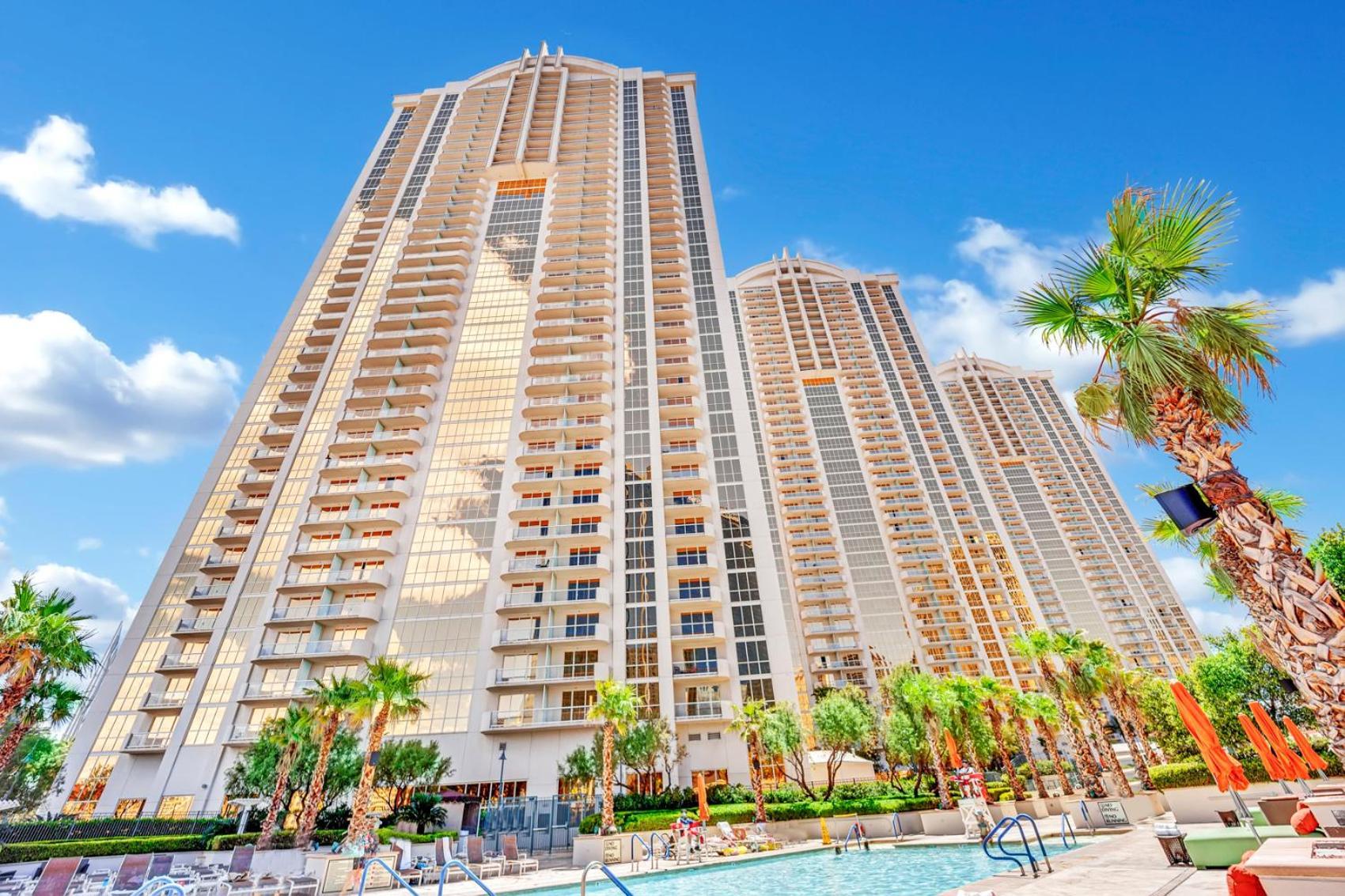 Skyline Serenity-strip Pool F1 View-no Fee Holiday home Las Vegas
