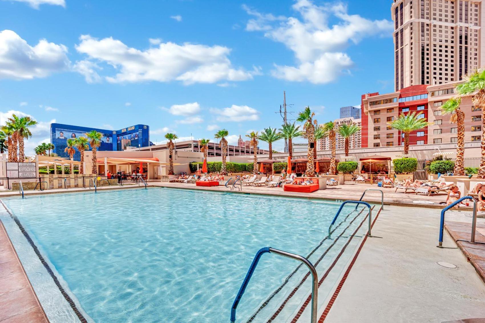 Skyline Serenity-strip Pool F1 View-no Fee Holiday home