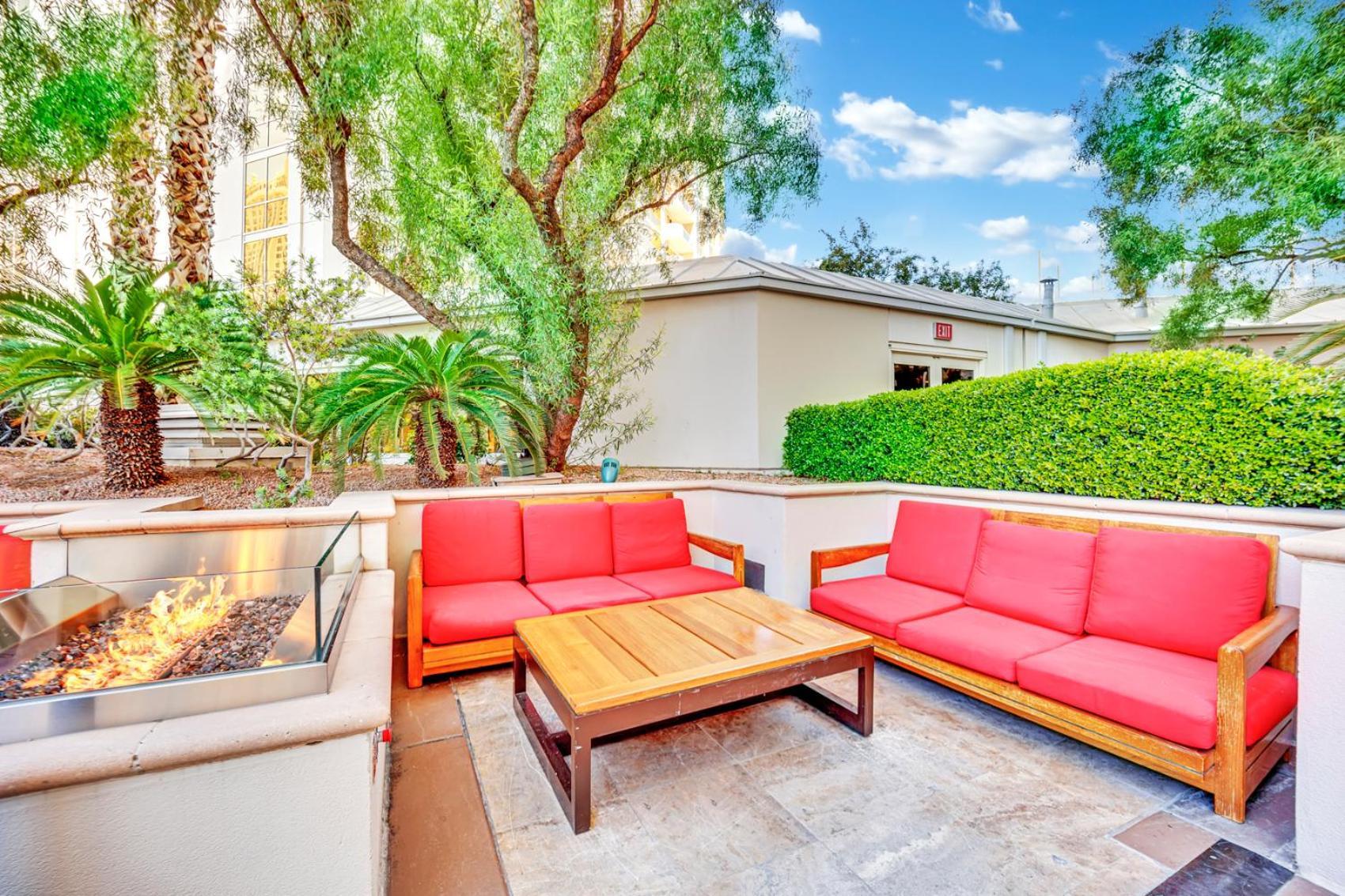 Skyline Serenity-strip Pool F1 View-no Fee Holiday home Las Vegas