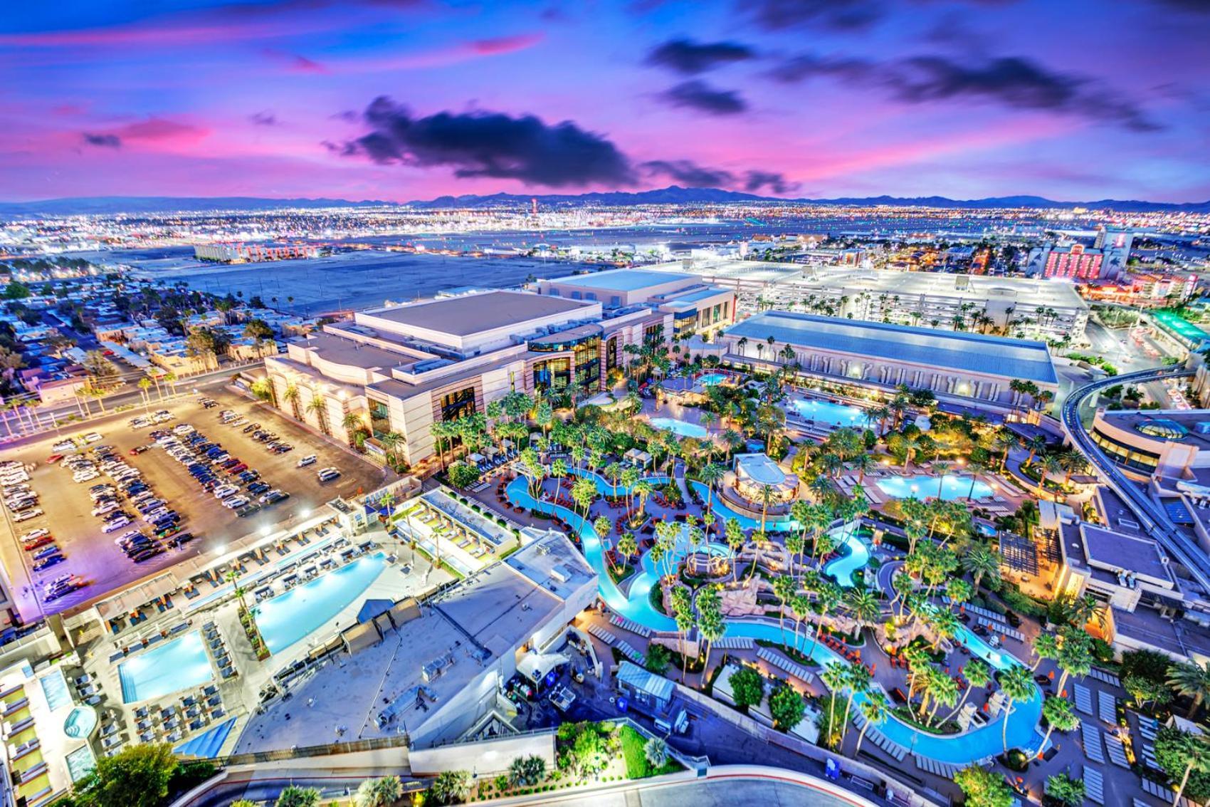 Skyline Serenity-strip Pool F1 View-no Fee Holiday home Las Vegas