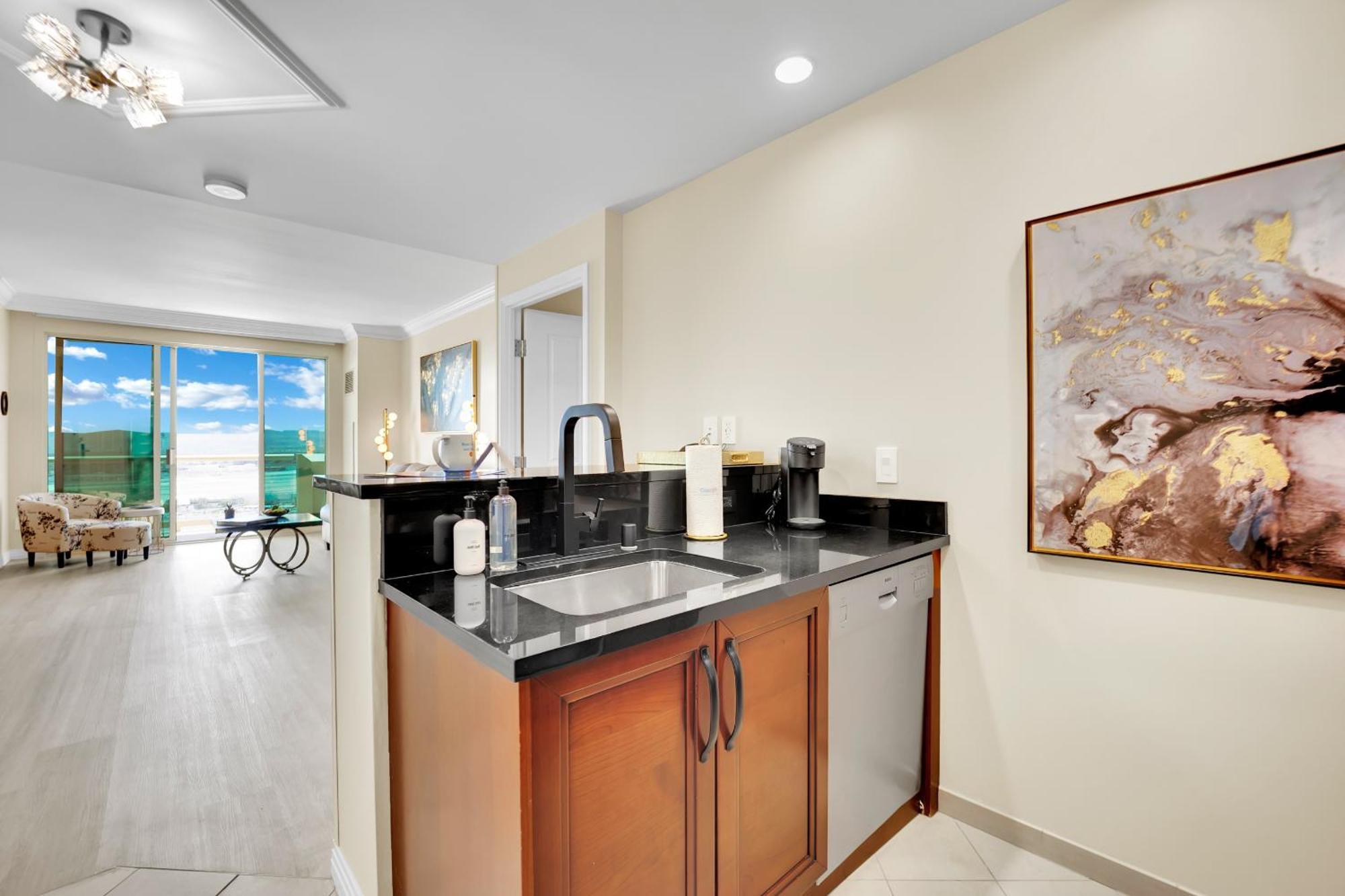 Skyline Serenity-strip Pool F1 View-no Fee Holiday home *