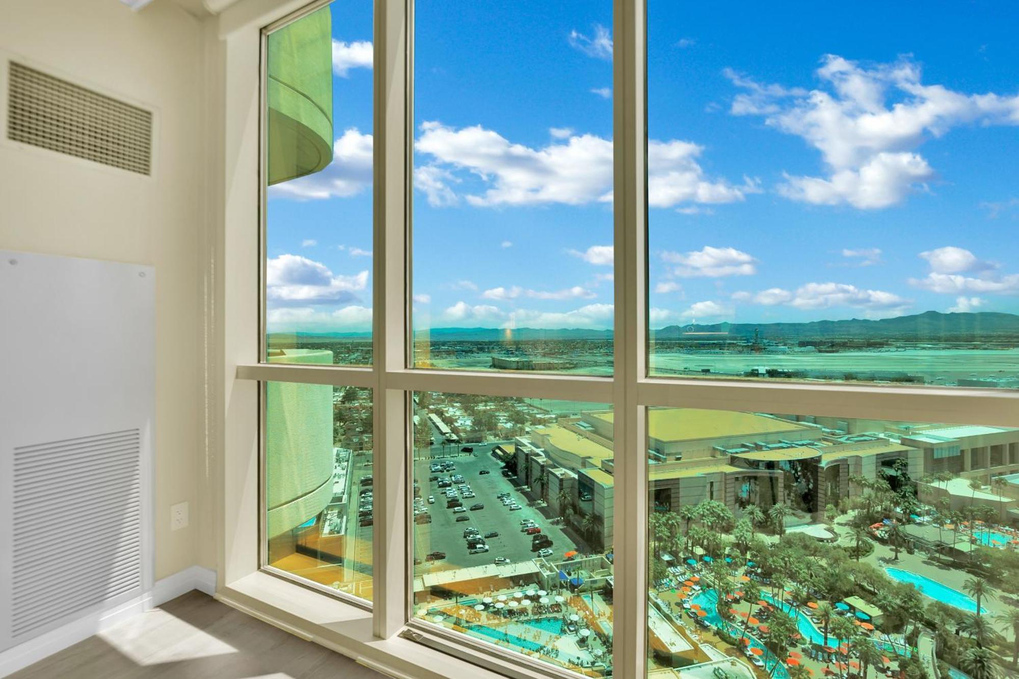 Skyline Serenity-strip Pool F1 View-no Fee Holiday home *