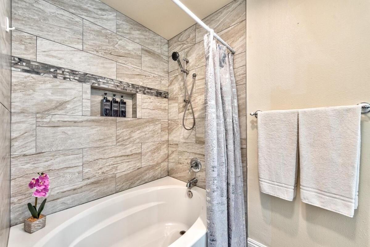 Treasure Bay-3br Pool & Hot Tub Oasis Near T Strip Holiday home Las Vegas