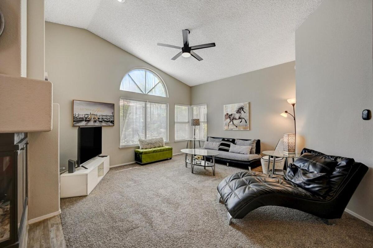 Modern 3 Bedroom In Summerlin Holiday home Las Vegas