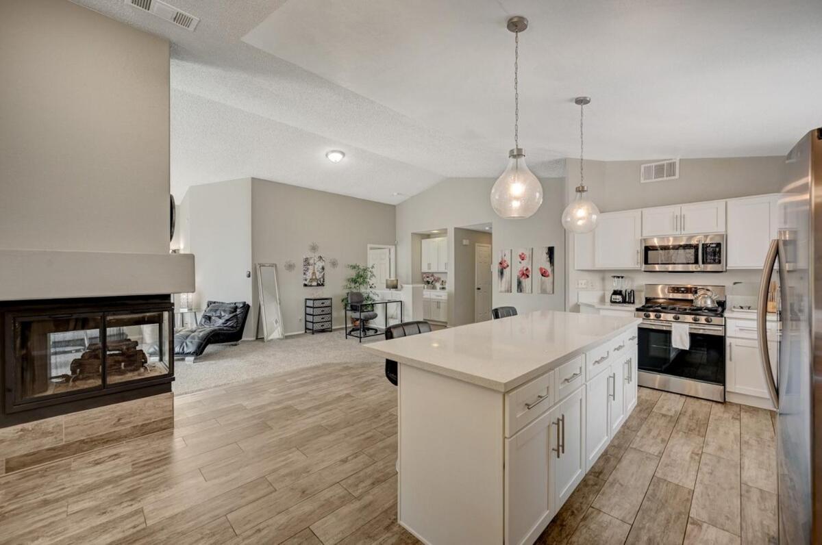 Modern 3 Bedroom In Summerlin Holiday home Las Vegas