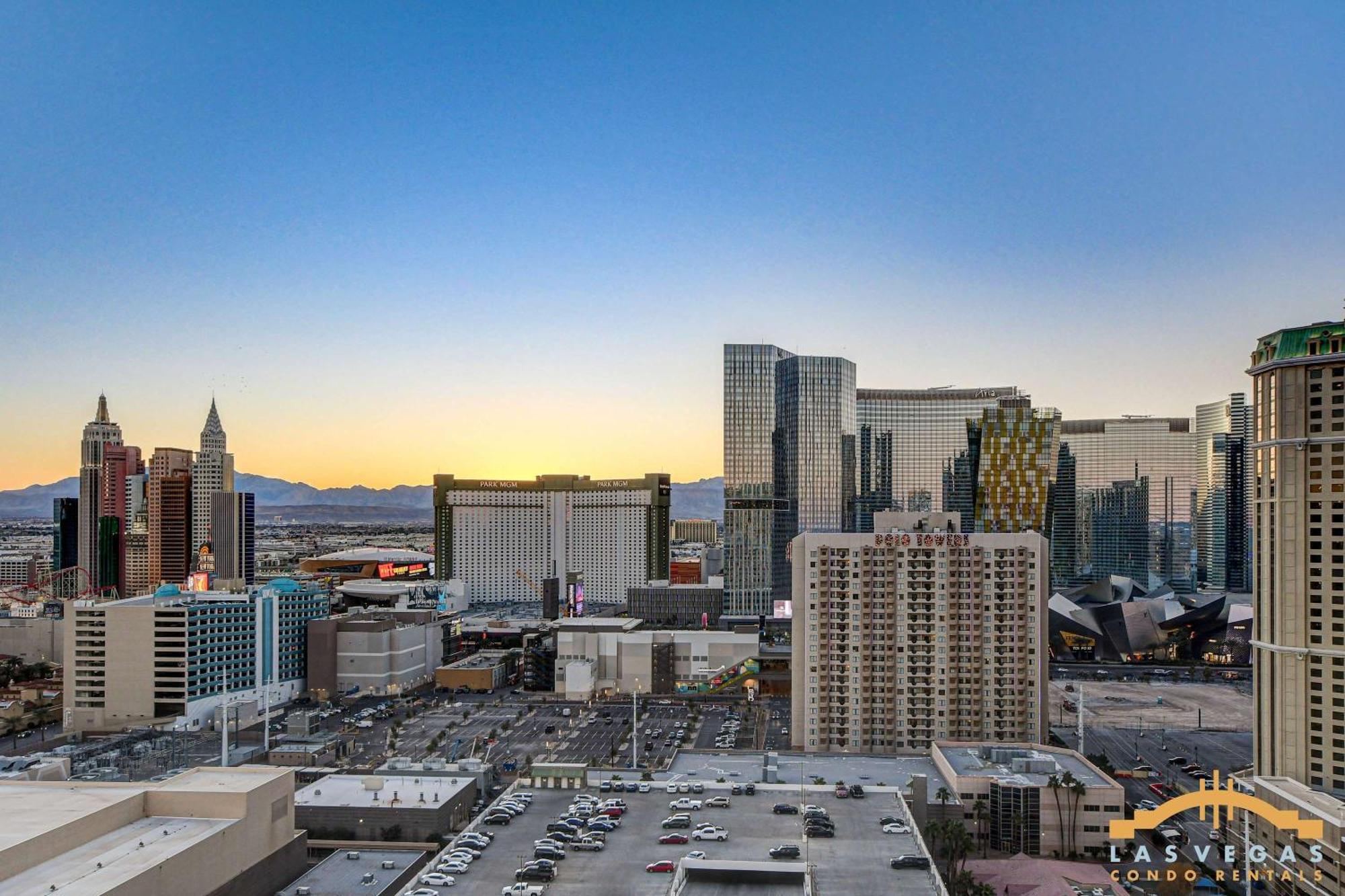 Mgm Signature-22-615 Strip View Balcony Ferienhaus *