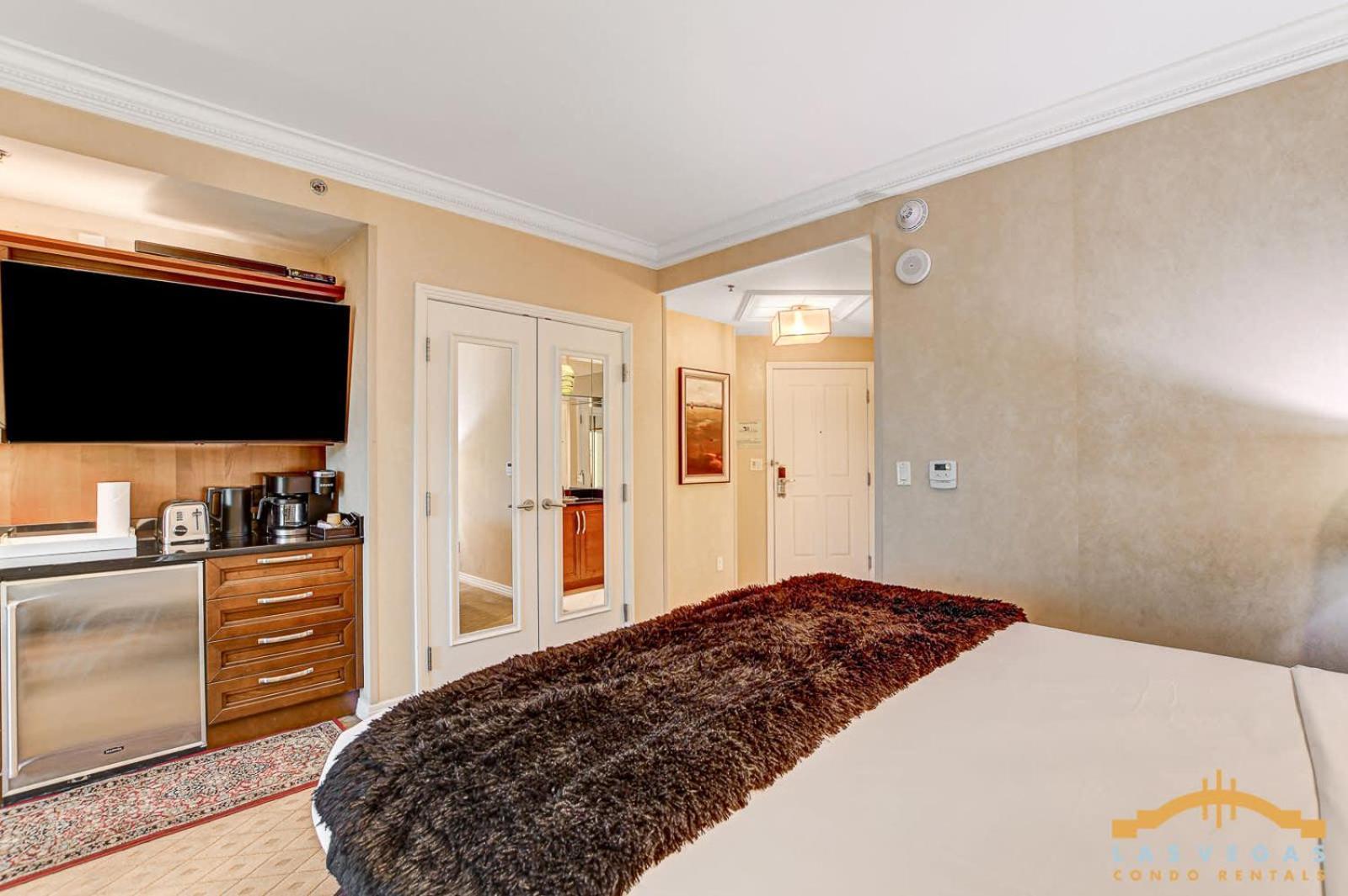 Mgm Signature-22-615 Strip View Balcony Ferienhaus