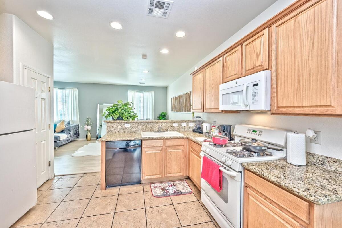 Rose Modern 3bd, W Everything Need *