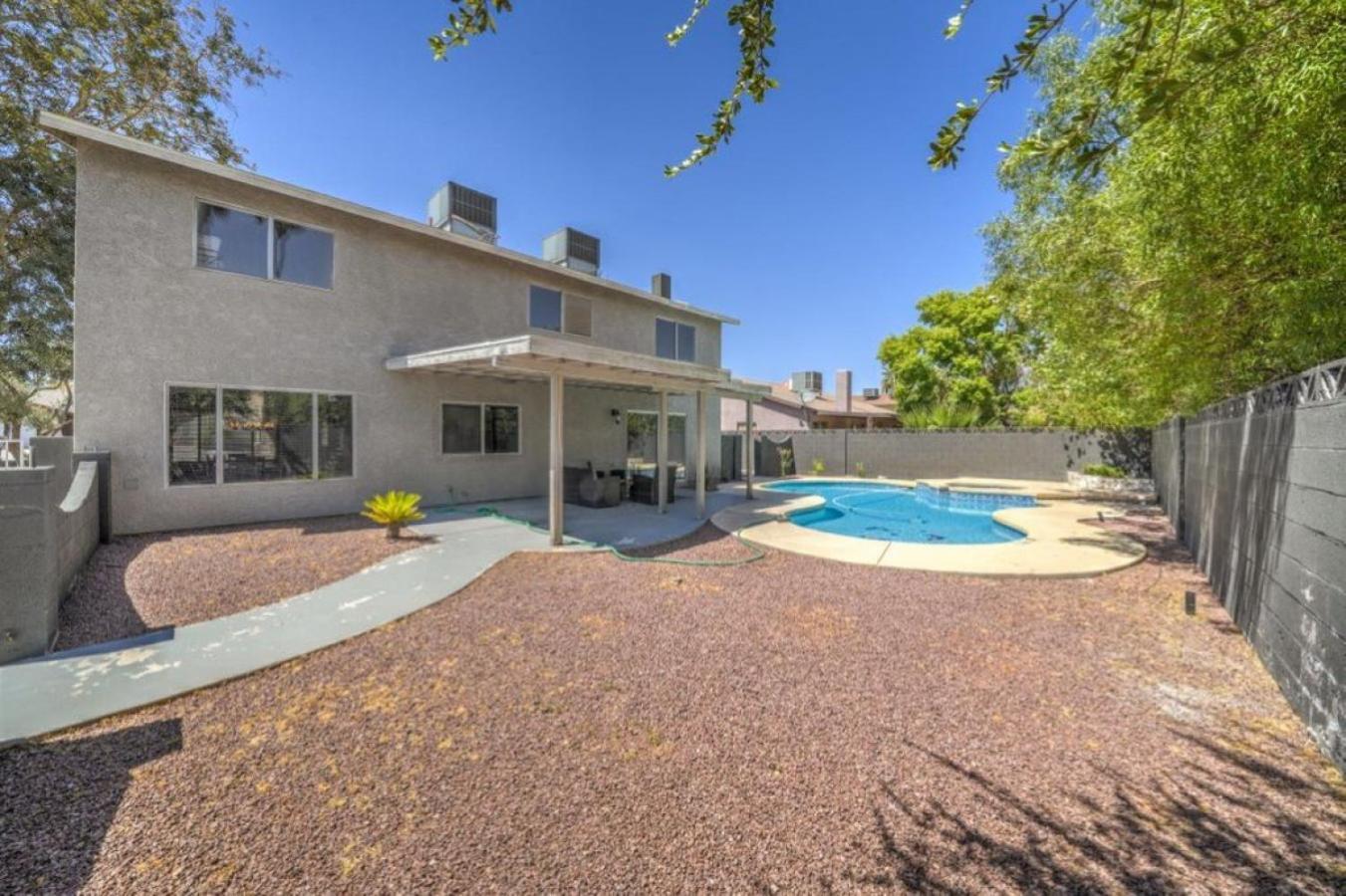 Holiday home Stunning With Pool Very Spacious Upgrades