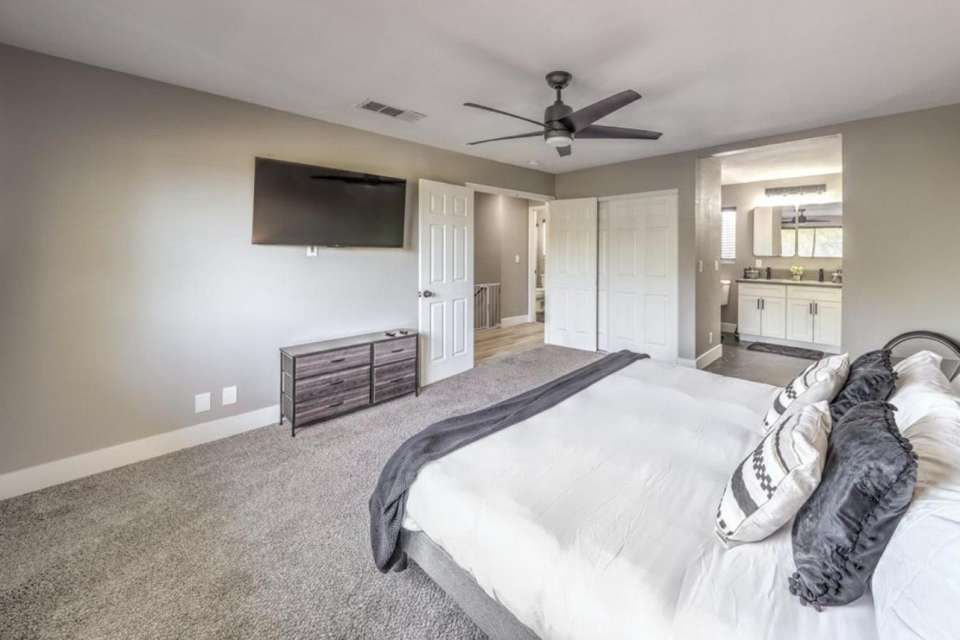 Stunning With Pool Very Spacious Upgrades *