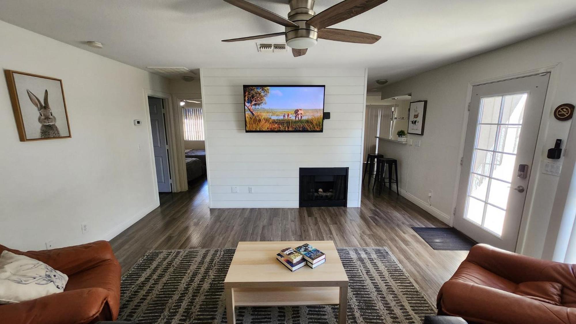 L - Fully Remodeled And Professionally Decorated Apartment