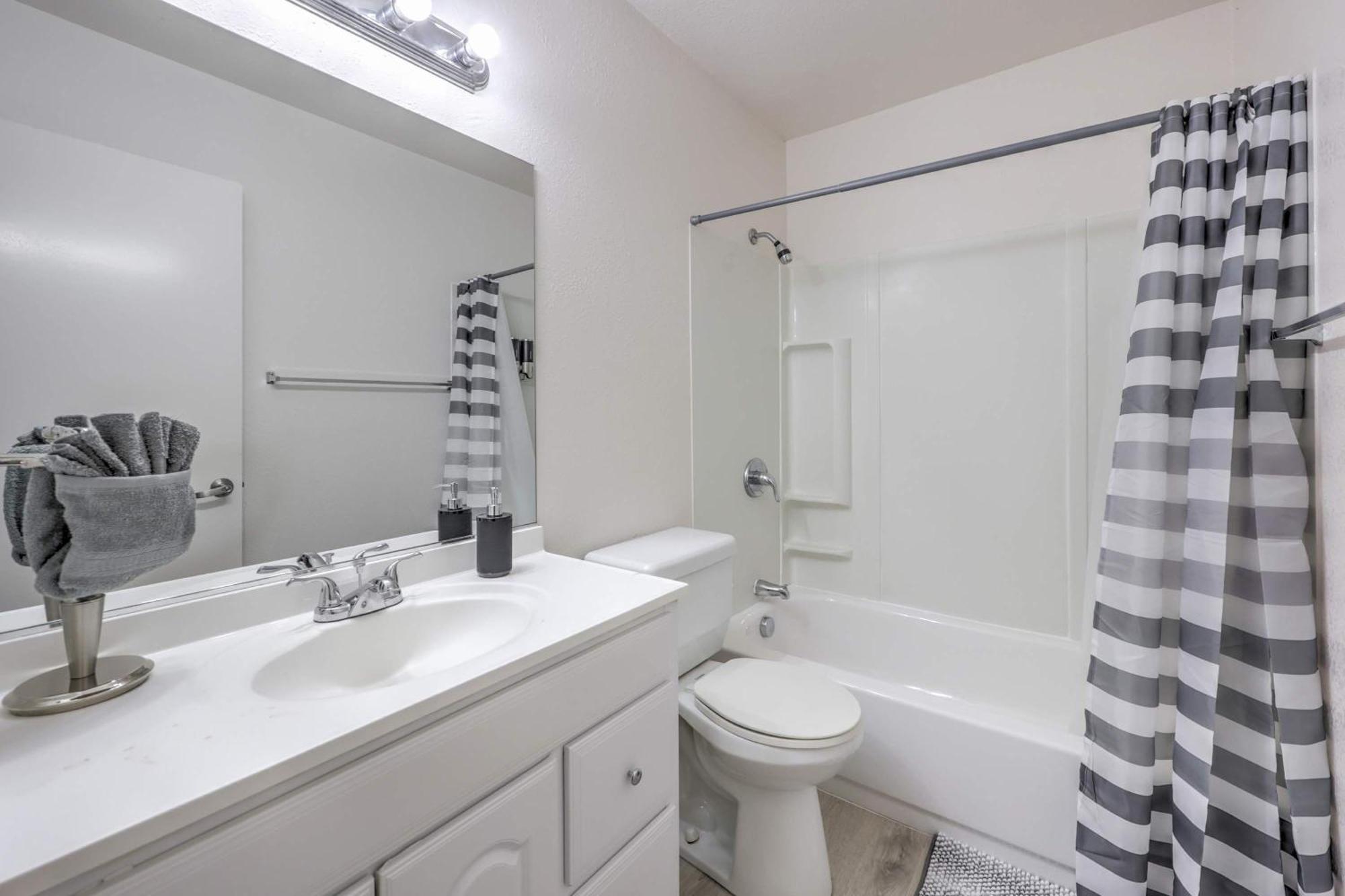 Holiday home Modern Comfort Near Vegas Attractions! Sleeps 6! *
