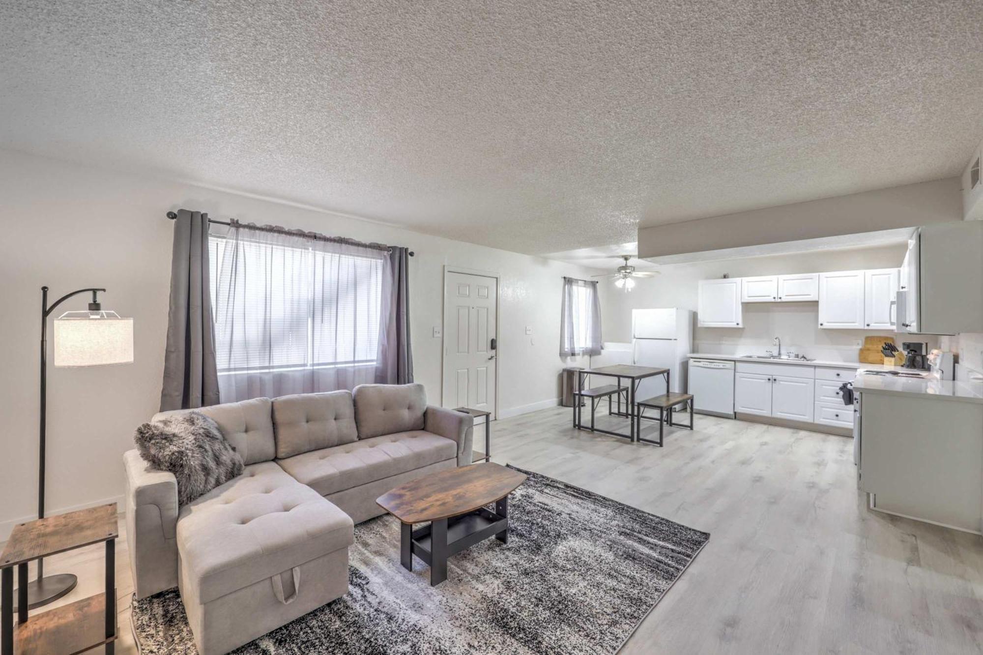 Modern Comfort Near Vegas Attractions! Sleeps 6! Holiday home Las Vegas