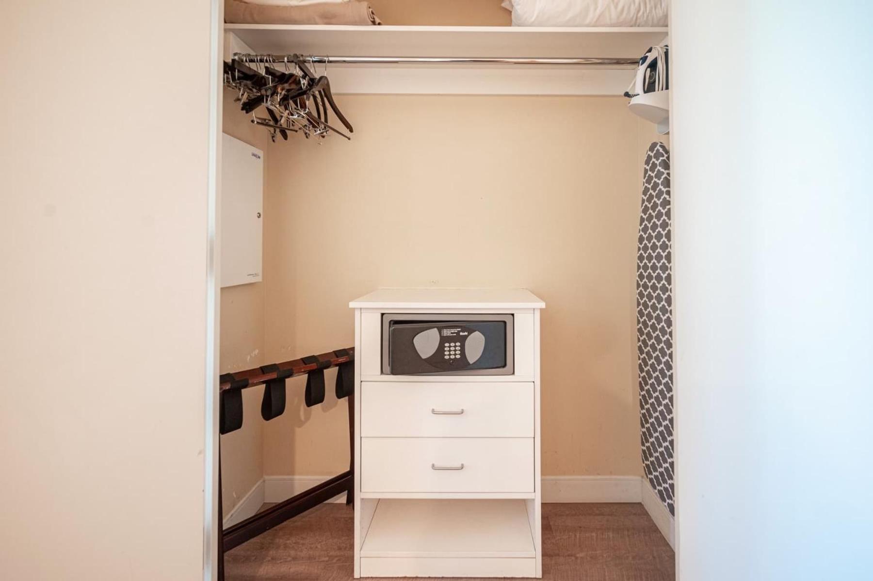 Apartment No Fee Strip View &free Valet &pool Las Vegas