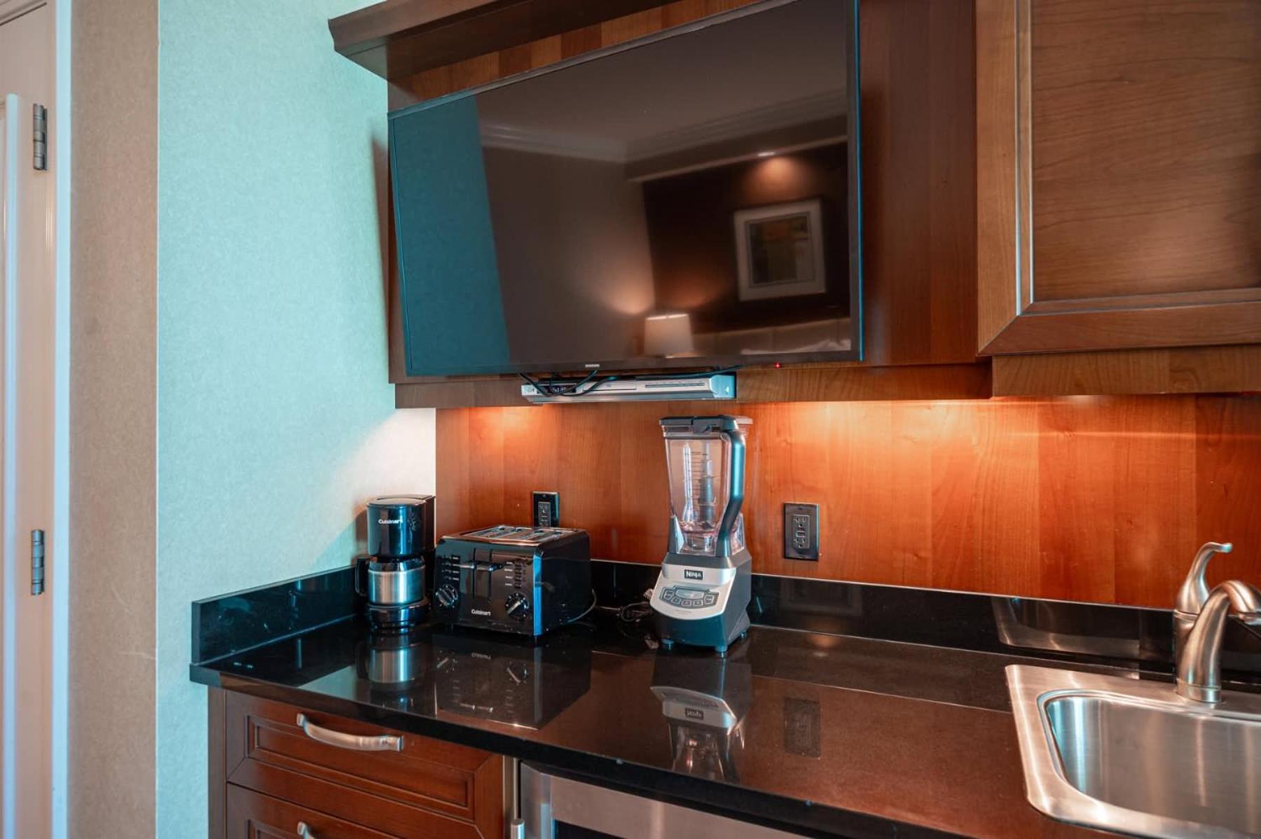 No Fee Strip View &free Valet &pool Apartment