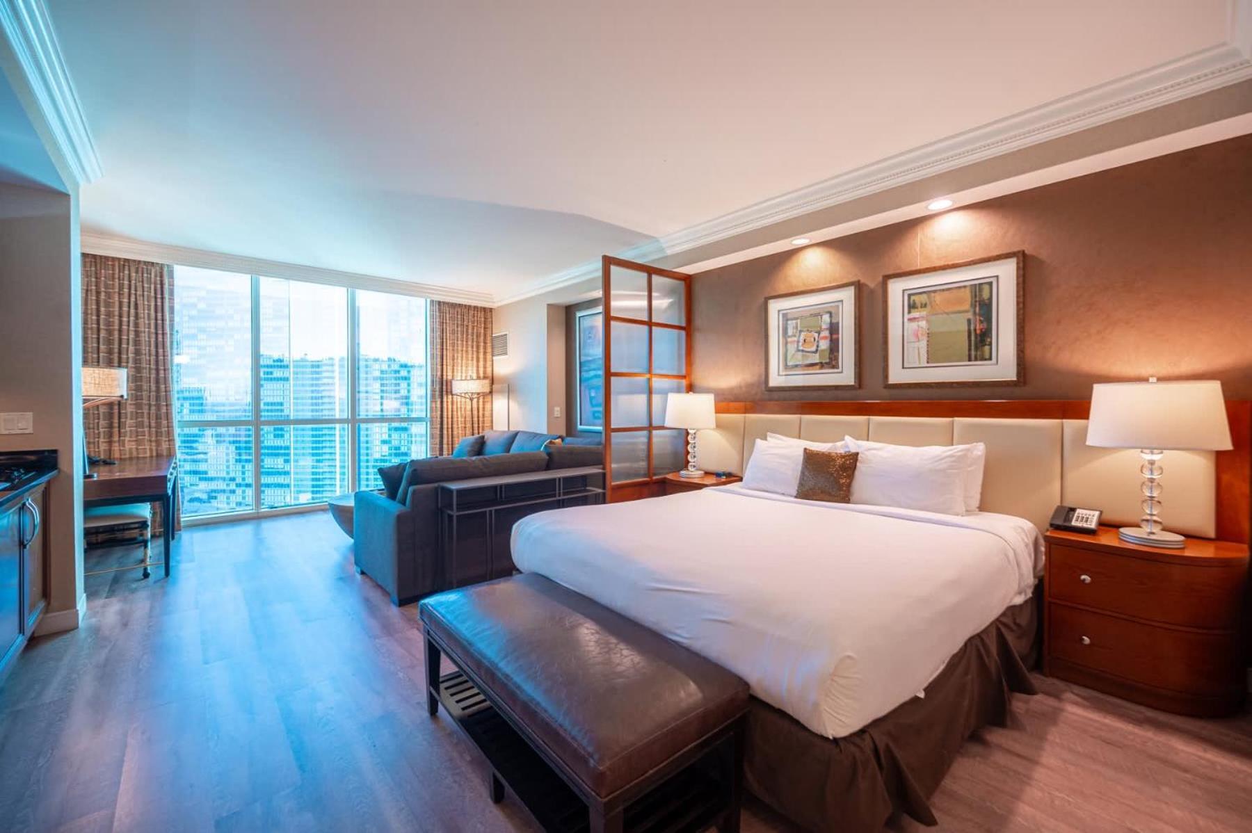 No Fee Strip View &free Valet &pool Apartment *