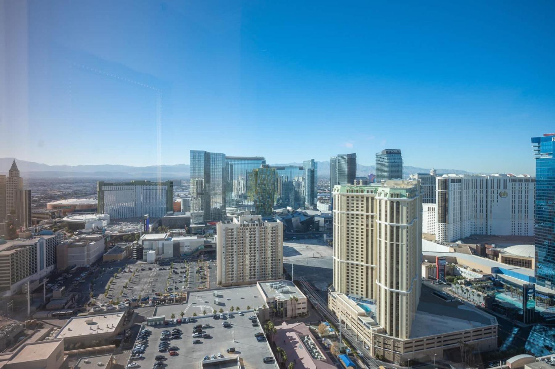 High Floor Strip View Suite& No Fee& Free Valet