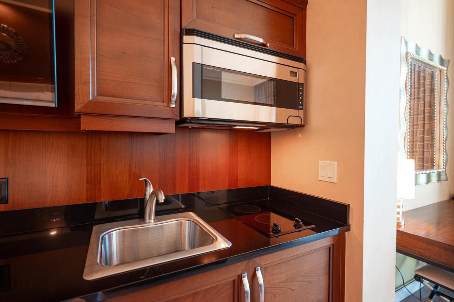 High Floor Strip View Suite& No Fee& Free Valet Las Vegas
