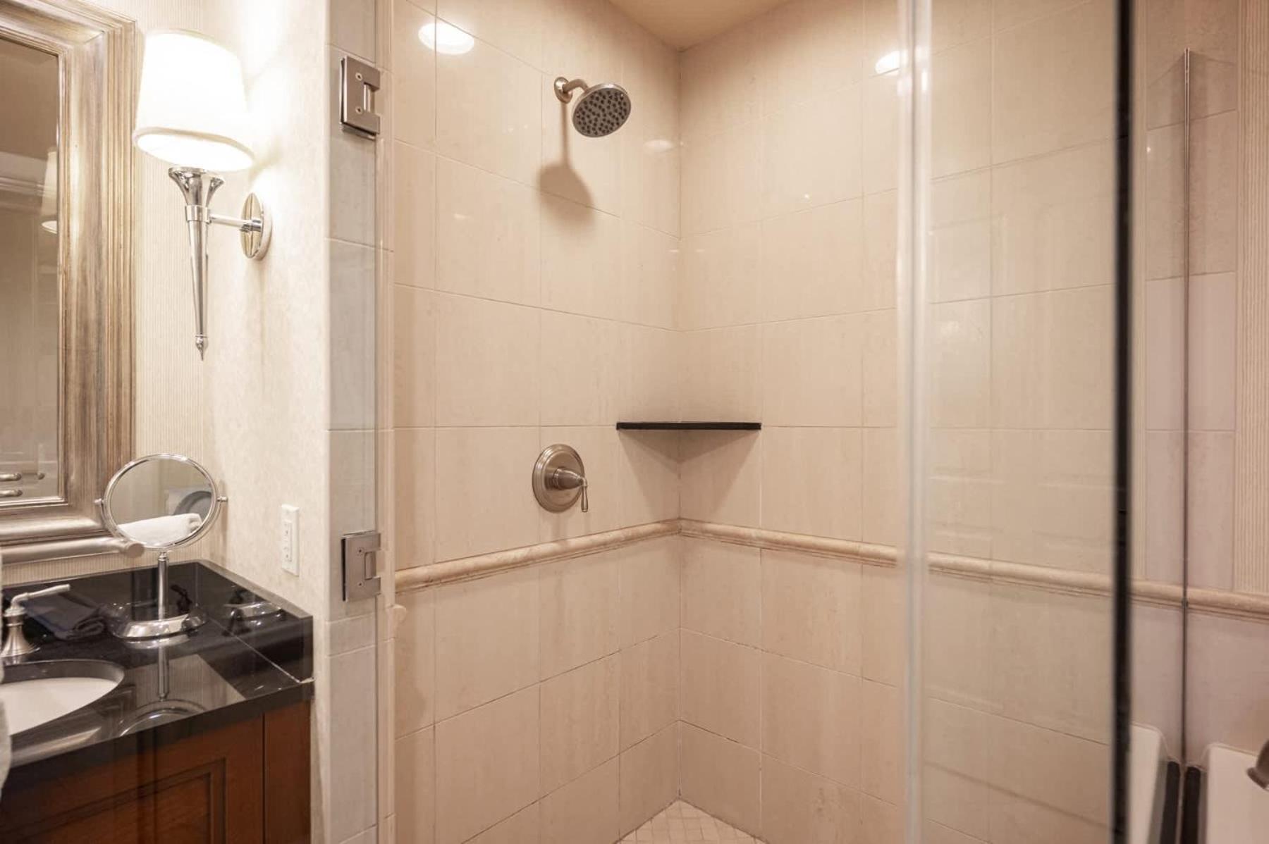 High Floor Strip View Suite& No Fee& Free Valet Holiday home Las Vegas