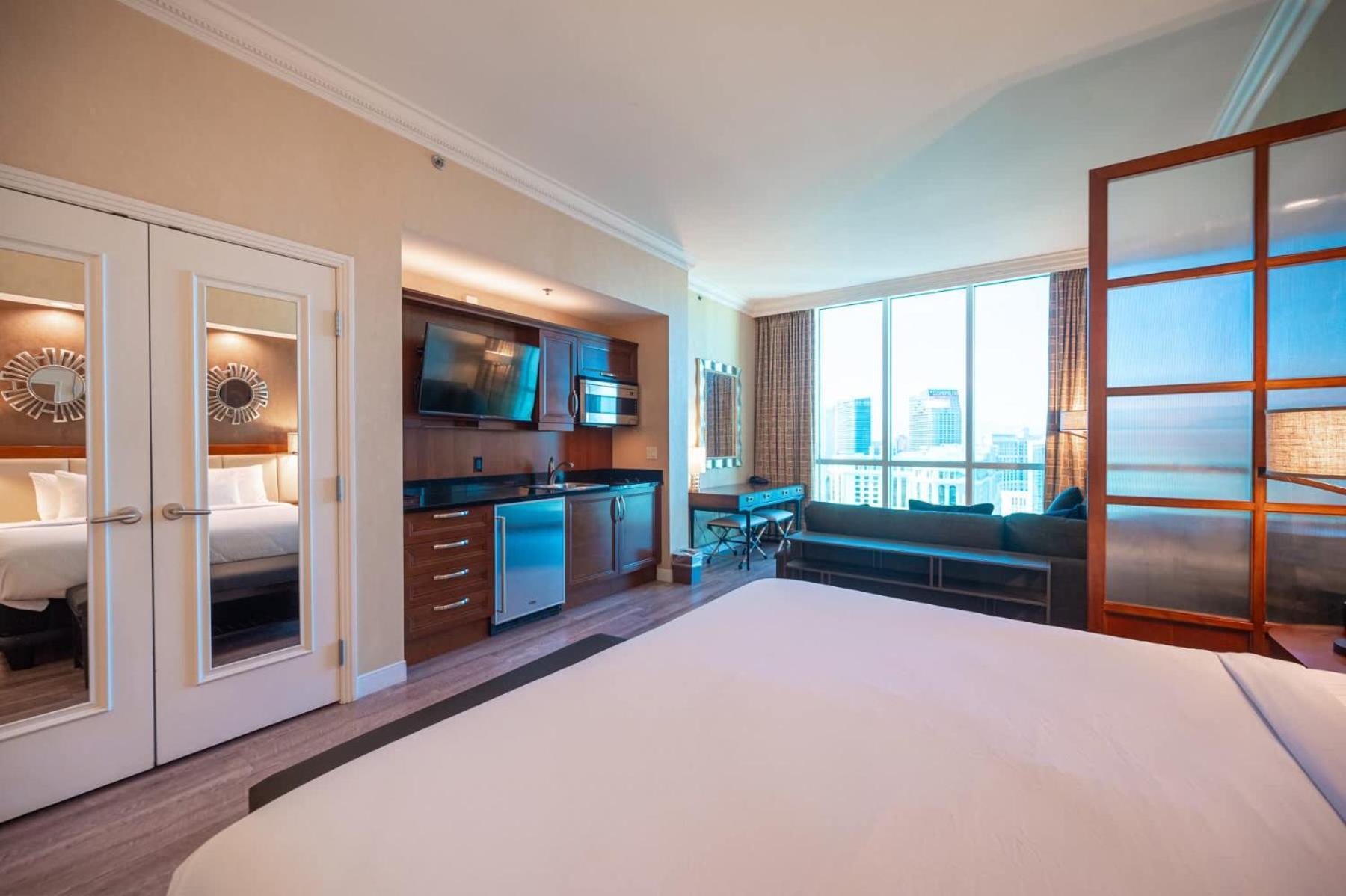 High Floor Strip View Suite& No Fee& Free Valet Holiday home Las Vegas